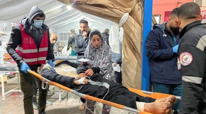 Gazze’de doktorlar sınırlı malzemeyle yaralıları ameliyat ediyor