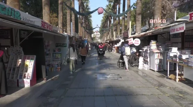İzmir Alsancak Sevgi Yolu’nda Kitapçılar Ekonomik Krize Direniyor
