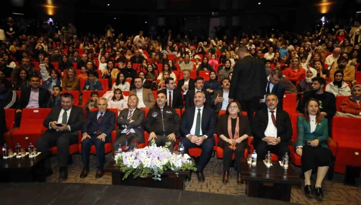 Sanayi ve Teknoloji Bakanı Mehmet Fatih Kacır ile Türkiye’nin ilk astronotu Alper Gezeravcı Gaziantep Üniversitesi’nde öğrencilerle buluştu
