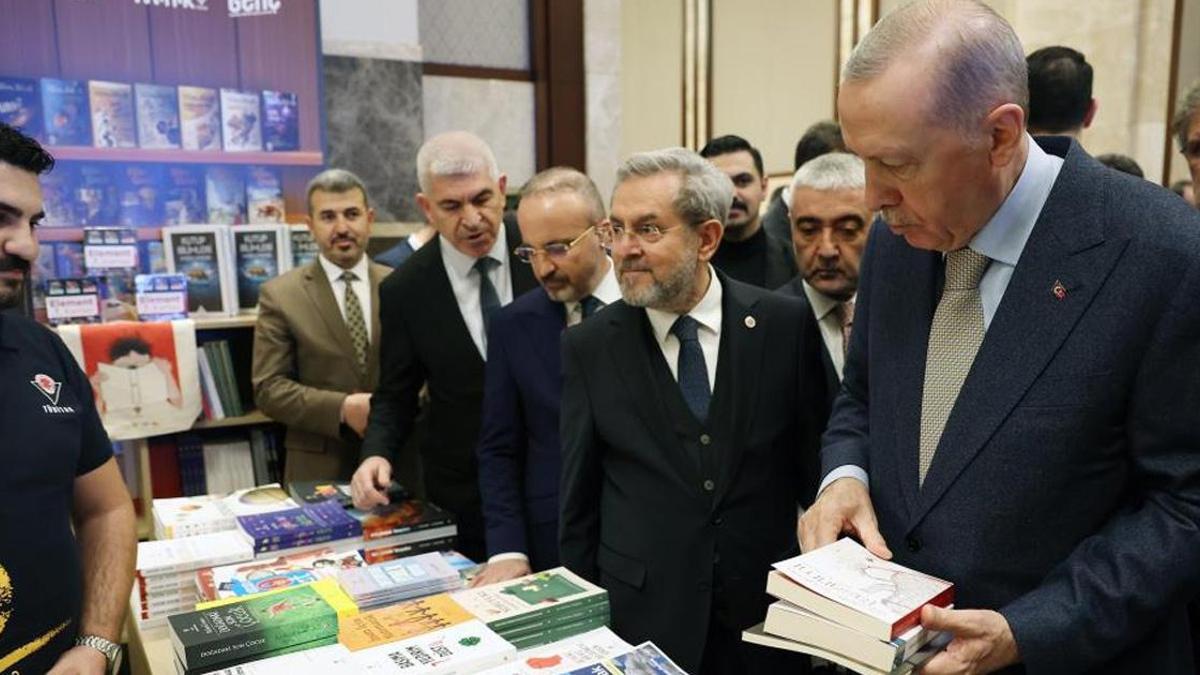 Cumhurbaşkanı Erdoğan, Külliye’deki kitap fuarını ziyaret etti