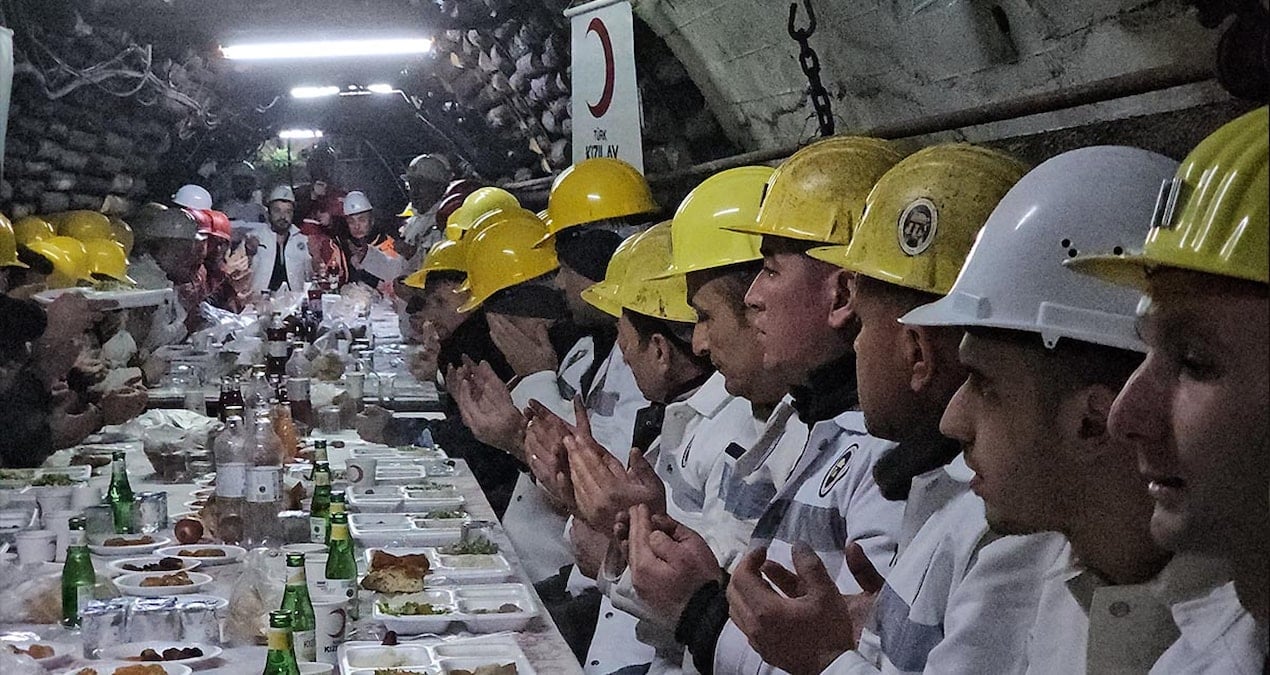 Kızılay madencilerle beraber yer altında iftar yaptı